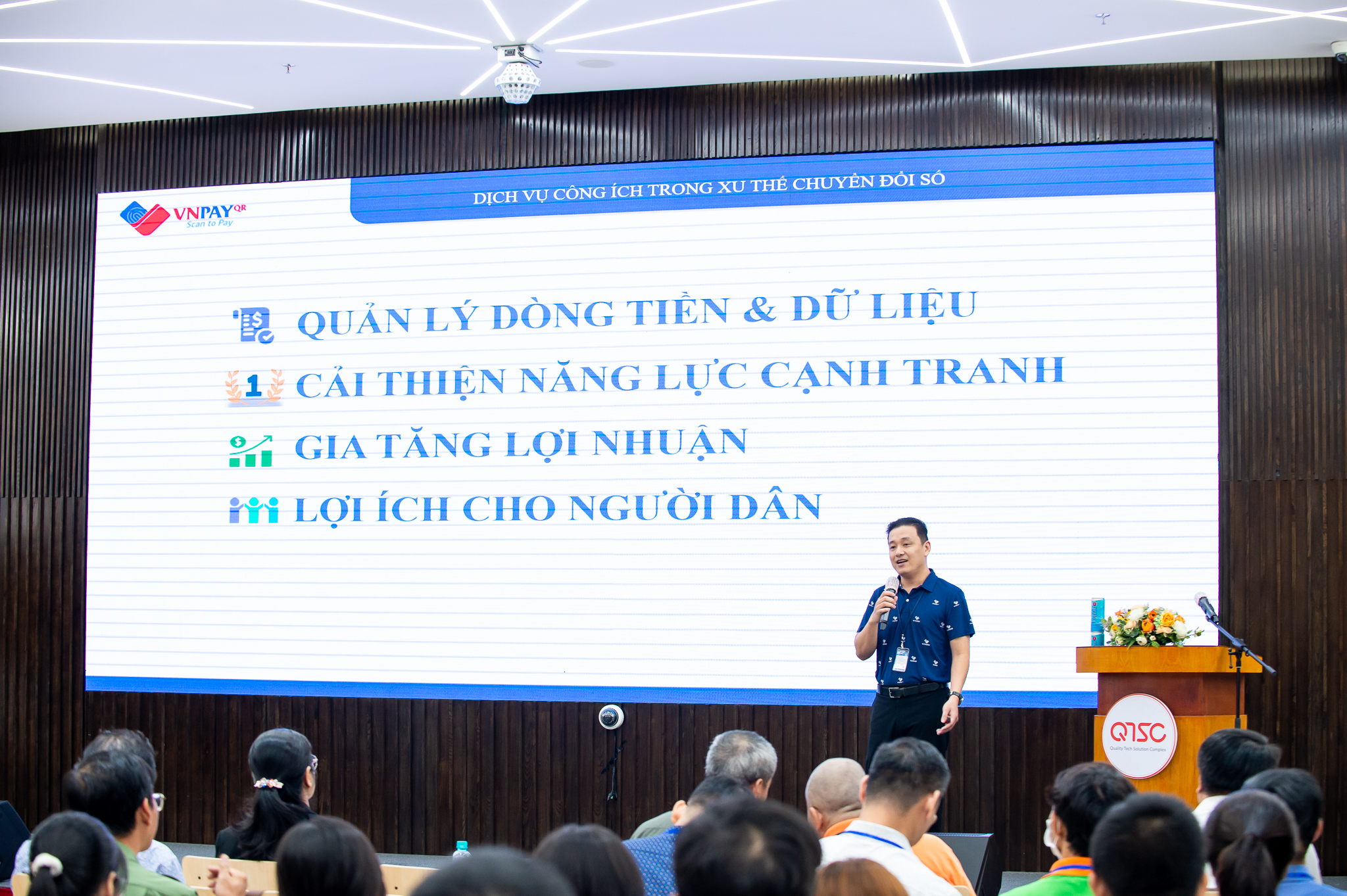 Hình 6. Ông Hoàng Lê Vân – Trưởng Ban Hành chính công – Công ty VNPAY giới thiệu về ứng dụng thanh toán không tiền mặt VNPAY trong việc cung cấp dịch vụ công ích.